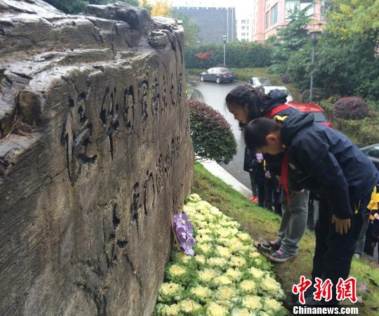 國家公祭在即小學(xué)生冒雨尋訪南京大屠殺叢葬地