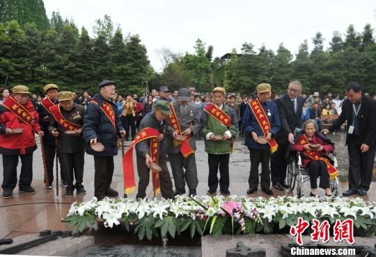 四川抗戰(zhàn)老兵清明節(jié)祭祀川軍陣亡將士