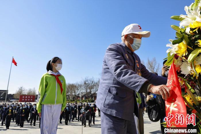 九旬抗戰(zhàn)老戰(zhàn)士祭奠英烈 抗戰(zhàn)館啟動“清明節(jié)的銘記”