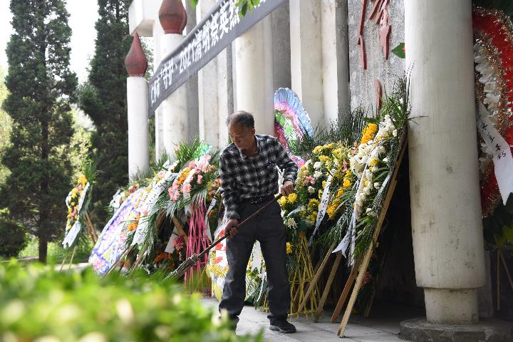 梨花風(fēng)起正清明 家祭無(wú)忘告英烈